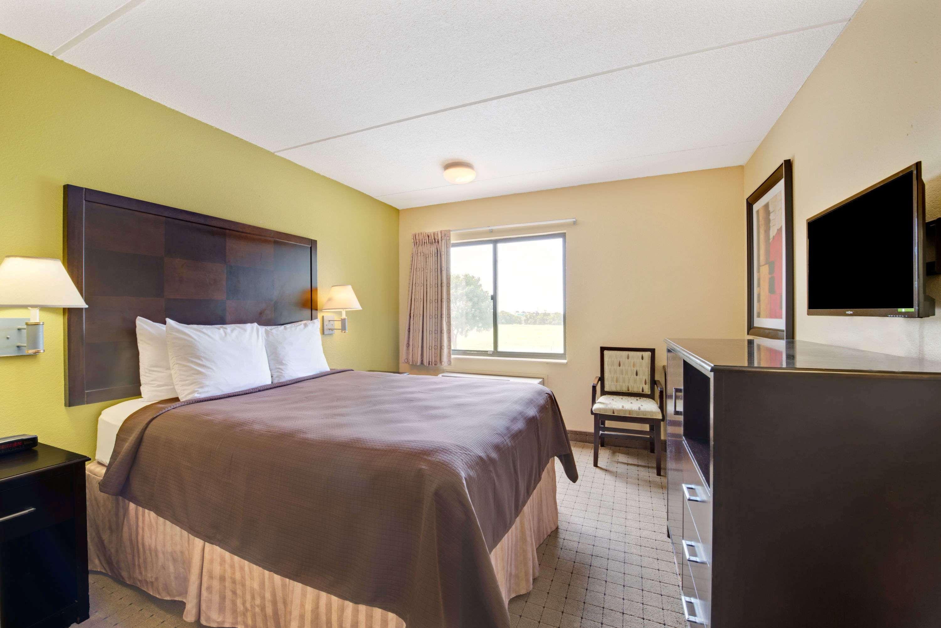 Days Inn & Suites By Wyndham Desoto Esterno foto