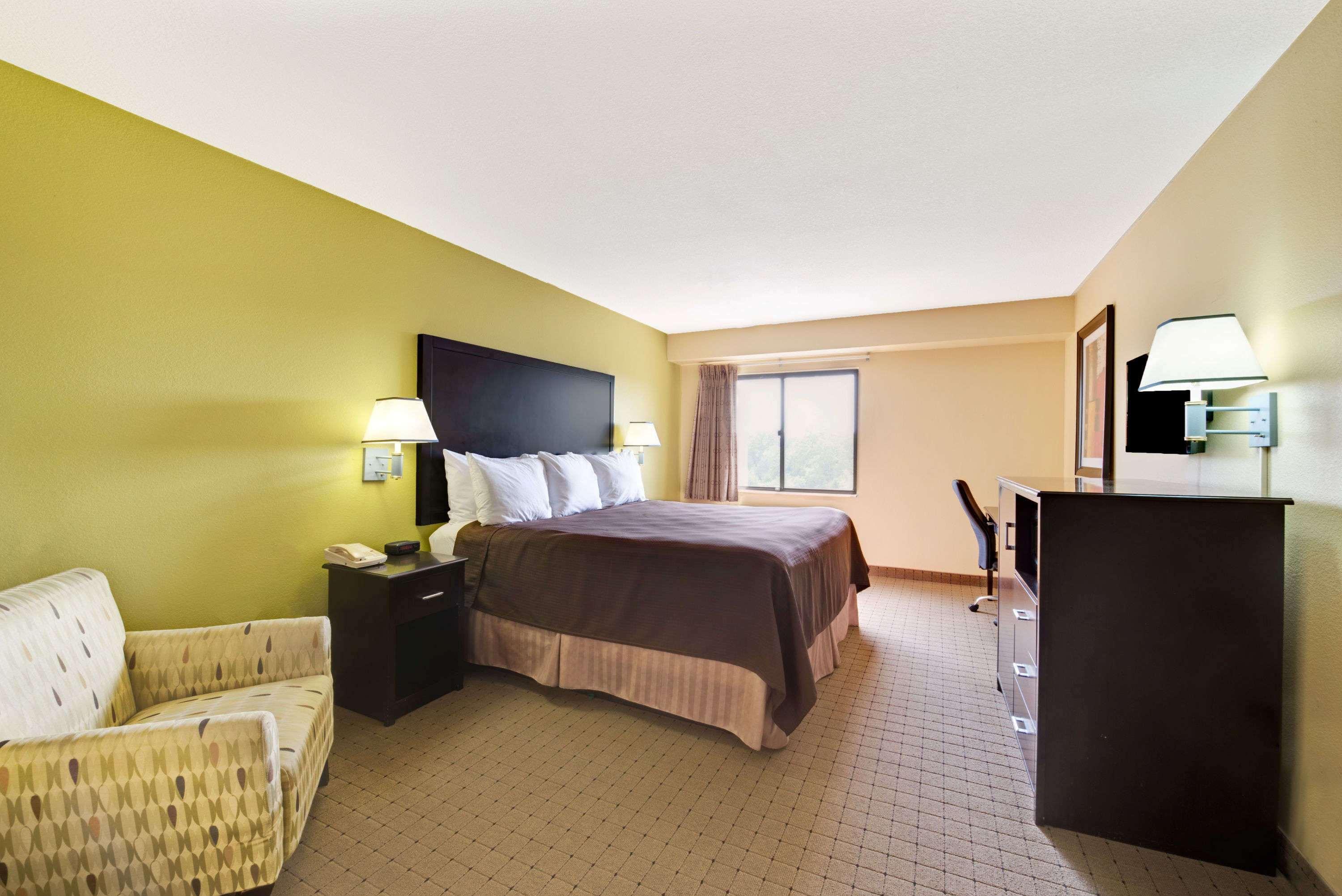 Days Inn & Suites By Wyndham Desoto Esterno foto